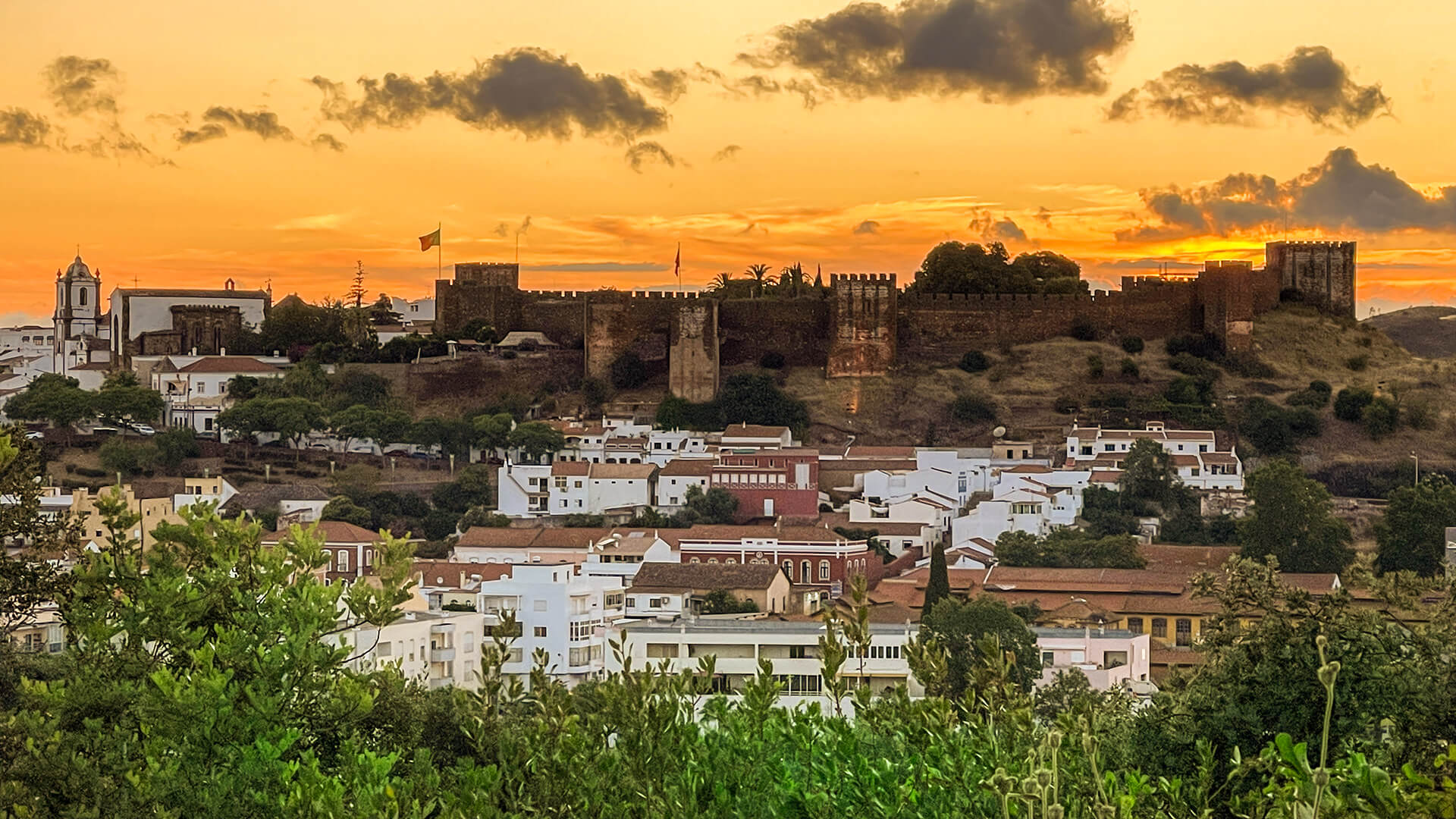 Vista panor&acirc;mica da cidade hist&oacute;rica de Silves e da paisagem algarvia.